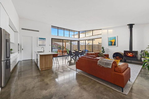 Amongst The Tea Trees - Hobart Tourism 0