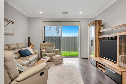 Aqua Place - Family Comfort Meets Coastal Charm - Hobart Tourism 3