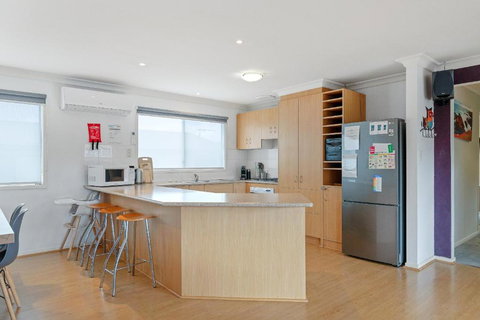 Area 51 By Ready Set Stay - BYO LINEN & TOWELS - Tourism TAS 2