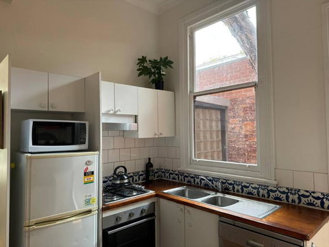 Artsy North Melbourne 2-Bedder - Tourism TAS 3