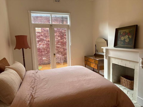 Artsy North Melbourne 2-Bedder - Tourism TAS 4