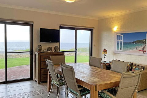 Augusta Beachfront - Watch The Whales Go By - Hobart Tourism 3