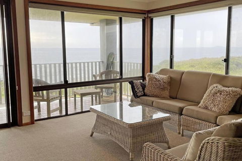 Augusta Beachfront - Watch The Whales Go By - Hobart Tourism 4