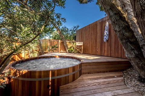 Aura Hot Tub Retreat - Unique Cedar Hot Tub Experience, 650m To Tyrone Foreshore - Tourism TAS 0