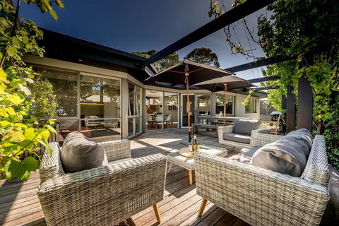 Aura Hot Tub Retreat - Unique Cedar Hot Tub Experience, 650m To Tyrone Foreshore - Tourism TAS 2