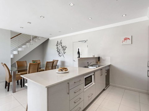 Aura Apartments Unit 13 59 Shoal Bay Road - Tourism TAS 4