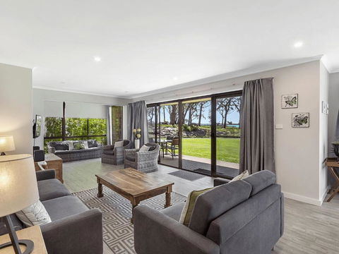 Bay Parklands, 19 2 Gowrie Avenue - Ground Floor Unit With Water Views & Wifi - Hobart Tourism 2