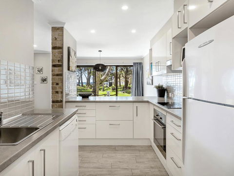 Bay Parklands, 19 2 Gowrie Avenue - Ground Floor Unit With Water Views & Wifi - Hobart Tourism 3