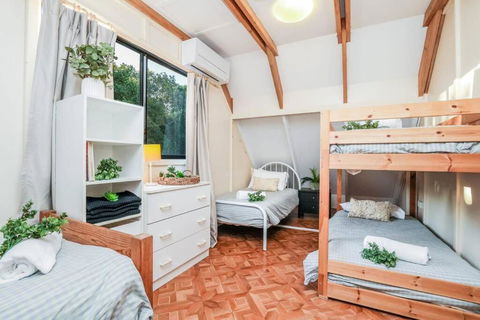 Banksia House - On Main Beach, Agnes Water - Hobart Tourism 1