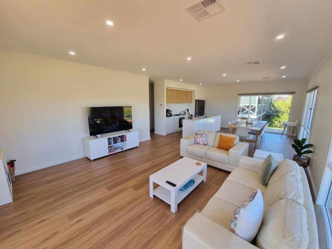 Banksia Lakeview Retreat - Hobart Tourism 3