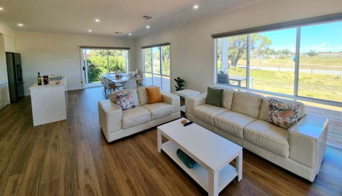 Banksia Lakeview Retreat - Hobart Tourism 2