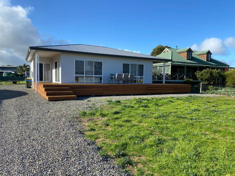 Banksia Lakeview Retreat - Hobart Tourism 1