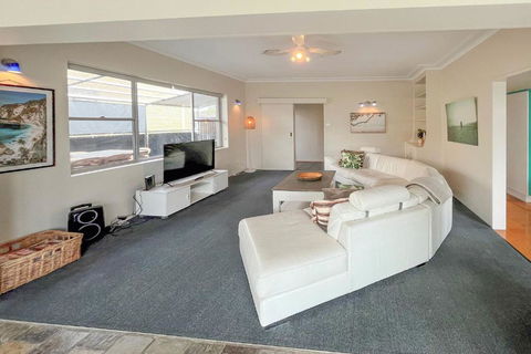 Banyan, 14 Montevideo Parade - Spacious Pet Friendly Property With Air Con And WiFi - Hobart Tourism 2