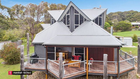 Baraga Sanctuary Holiday House, Bermagui Barragga Bay Linen & Wifi Provided - Hobart Tourism 0