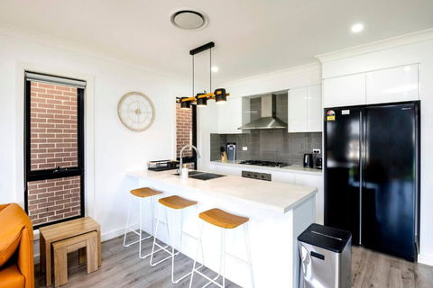 Bardia Near Train & Shopping With Central AC&WiFi - Hobart Tourism 2