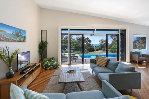 Barefoot Bungalow - Castaways Beach - Hobart Tourism 0