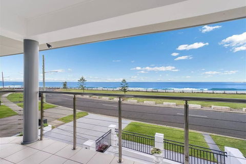 Barrie Charm - Ocean Front House - Hobart Tourism 0