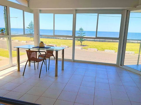 Barrie Charm - Ocean Front House - Hobart Tourism 1