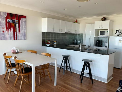 Barrie Charm - Ocean Front House - Hobart Tourism 3