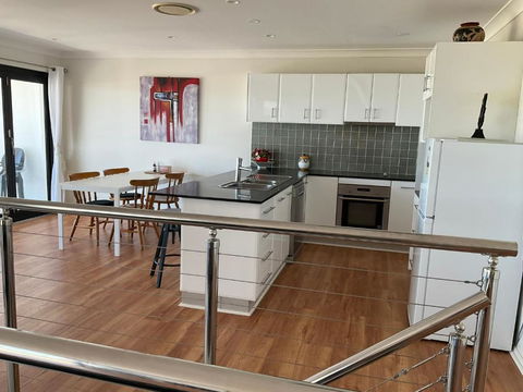 Barrie Charm - Ocean Front House - Hobart Tourism 4