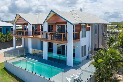 Barrier Reef Retreat - Agnes Water - Hobart Tourism 0