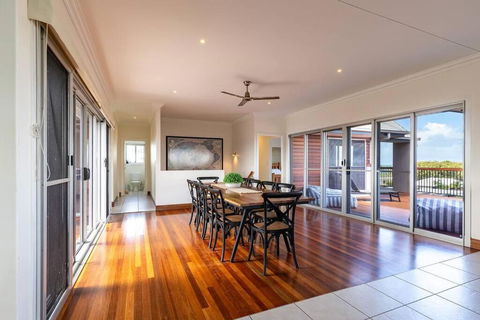 Barrier Reef Retreat - Agnes Water - Hobart Tourism 3