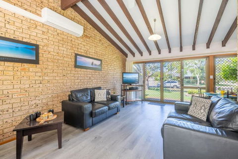 Bay Parklands 6, 2 Gowrie Ave - Pool, Wi-Fi Family Holiday - Hobart Tourism 3