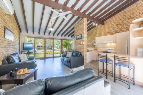 Bay Parklands 6, 2 Gowrie Ave - Pool, Wi-Fi Family Holiday - Hobart Tourism 2