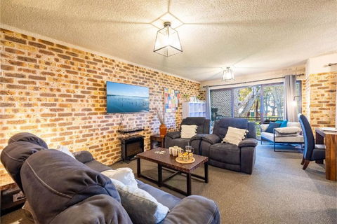 Bay Parklands 27 2 Gowrie Ave Pool Tennis Court Spa And Views - Hobart Tourism 3