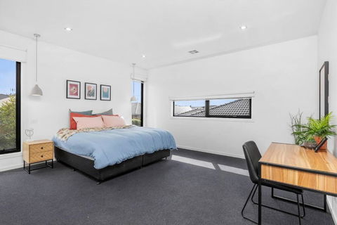Bayview Luxe- Sleeping 14, Pet Friendly, Views- 4 Bedroom, Lounge With Sofa Beds - Hobart Tourism 1