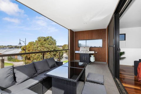Bayview Luxe- Sleeping 14, Pet Friendly, Views- 4 Bedroom, Lounge With Sofa Beds - Hobart Tourism 2