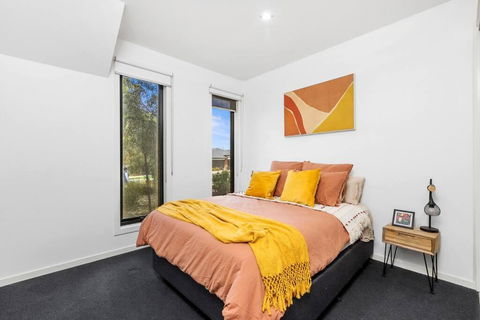 Bayview Luxe- Sleeping 14, Pet Friendly, Views- 4 Bedroom, Lounge With Sofa Beds - Hobart Tourism 3