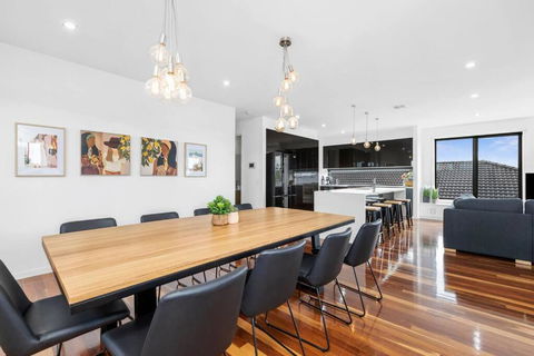 Bayview Luxe- Sleeping 14, Pet Friendly, Views- 4 Bedroom, Lounge With Sofa Beds - Hobart Tourism 4