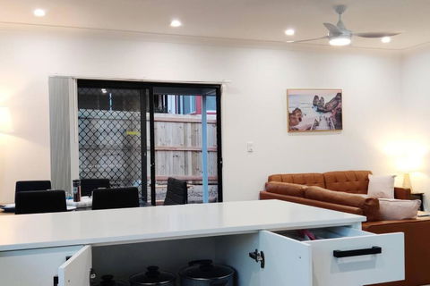 BAYWATER RETREAT- WALK TO WATER - QUIET STREET - CENTRAL TO BRISBANE CITY GOLD COAST AND SUNSHINE COASt! - Hobart Tourism 1