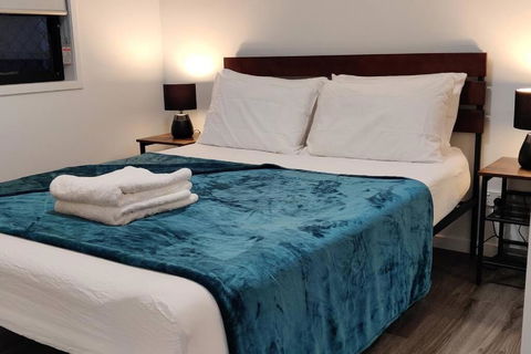 BAYWATER RETREAT- WALK TO WATER - QUIET STREET - CENTRAL TO BRISBANE CITY GOLD COAST AND SUNSHINE COASt! - Hobart Tourism 3