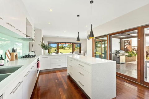 Beach And Golf Haven With Spa Luxury Living - Hobart Tourism 4