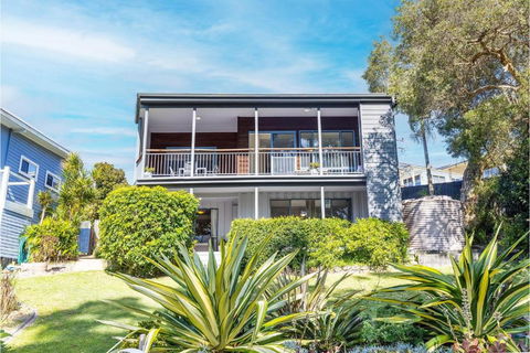 Baggies On Dutchies, 9 Burbong Street - Large Pet Friendly House With Spectacular Waterviews, Wi-Fi And Air Con - Hobart Tourism 1