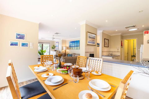 Bay Parklands, 49 2 Gowrie Ave - Ducted Aircon, Wifi, Views, Pool, Tennis - Hobart Tourism 2