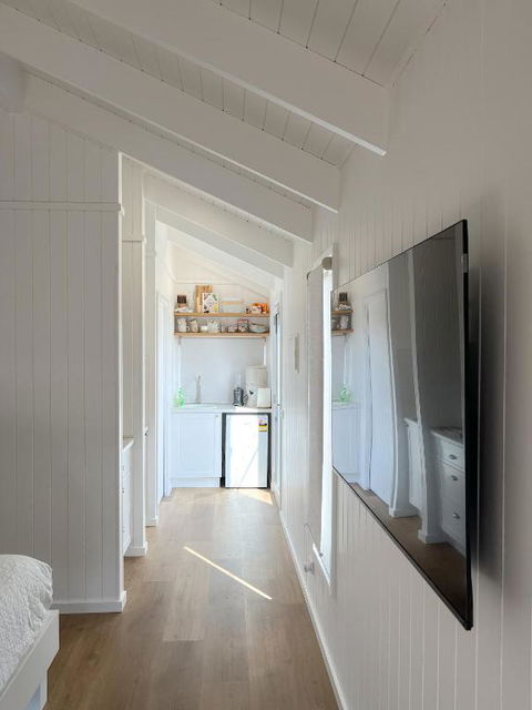 Banjos Cabin Gippsland - NEW Hamptons Retreat W King Bed Valley Views - Hobart Tourism 4