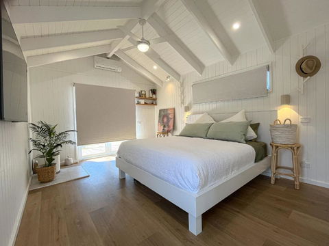 Banjos Cabin Gippsland - NEW Hamptons Retreat W King Bed Valley Views - Hobart Tourism 1