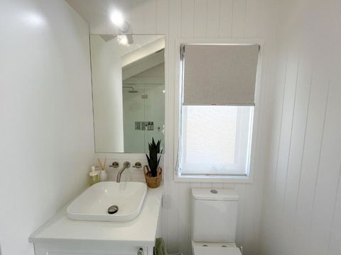 Banjos Cabin Gippsland - NEW Hamptons Retreat W King Bed Valley Views - Hobart Tourism 3