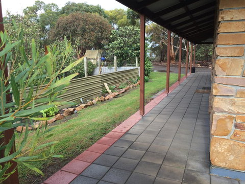 Beeâ€™s Place - 3 Bedroom Home On 10 Acres Of Land With Distant Ocean Views - Tourism TAS 24