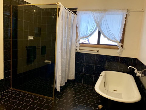 Beeâ€™s Place - 3 Bedroom Home On 10 Acres Of Land With Distant Ocean Views - Tourism TAS 9