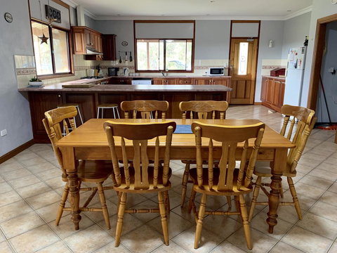 Beeâ€™s Place - 3 Bedroom Home On 10 Acres Of Land With Distant Ocean Views - Tourism TAS 1