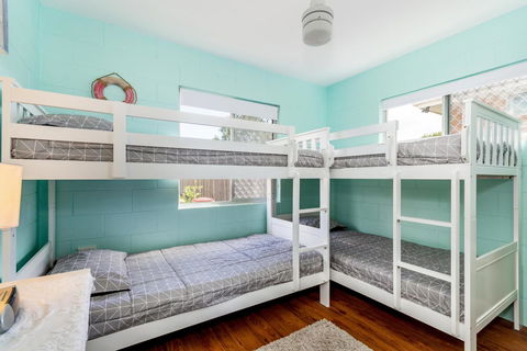 Charm And Comfort In This Ground Floor Unit With Water Views! Welsby Pde, Bongaree - Hobart Tourism 13