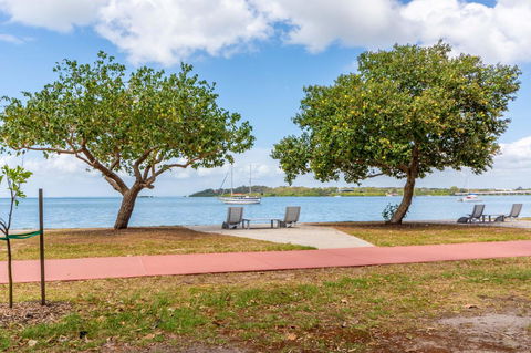 Charm And Comfort In This Ground Floor Unit With Water Views! Welsby Pde, Bongaree - Hobart Tourism 15