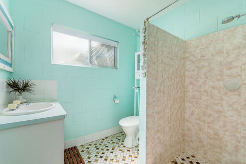 Charm And Comfort In This Ground Floor Unit With Water Views! Welsby Pde, Bongaree - Hobart Tourism 11