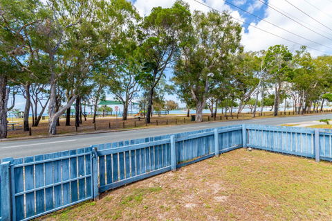 Charm And Comfort In This Ground Floor Unit With Water Views! Welsby Pde, Bongaree - Hobart Tourism 12