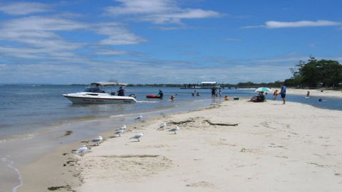 Charm And Comfort In This Ground Floor Unit With Water Views! Welsby Pde, Bongaree - Hobart Tourism 4