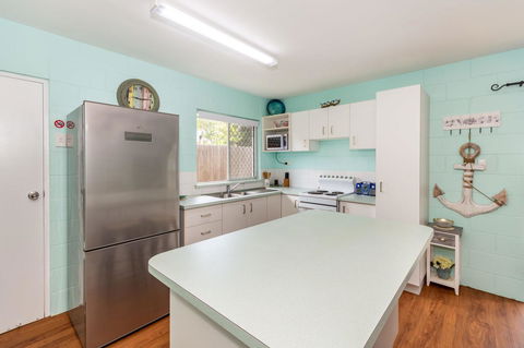 Charm And Comfort In This Ground Floor Unit With Water Views! Welsby Pde, Bongaree - Hobart Tourism 10